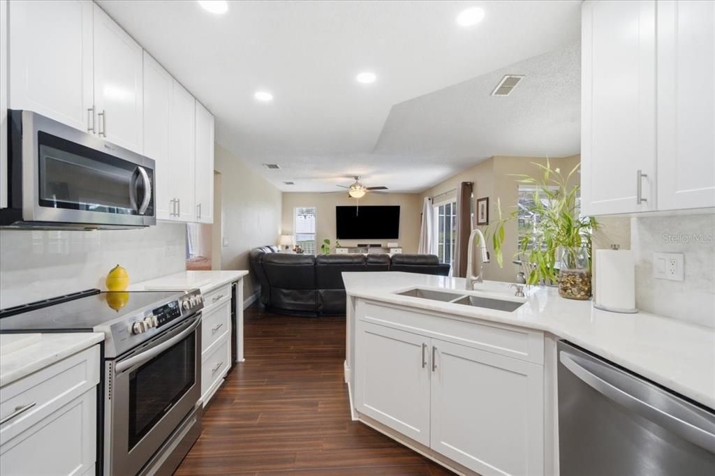Active With Contract: $372,000 (3 beds, 2 baths, 1779 Square Feet)