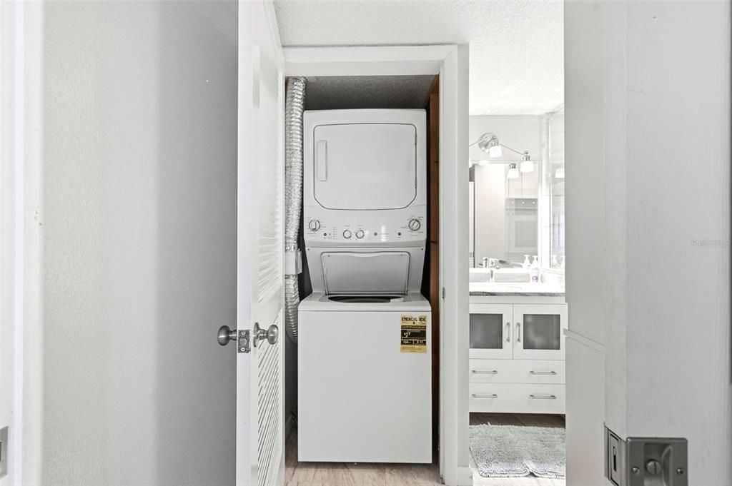 На продажу: $399,000 (2 спален, 2 ванн, 1133 Квадратных фут)