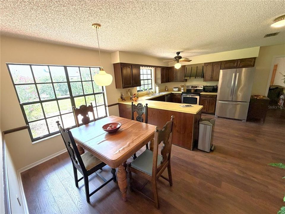 En Venta: $390,000 (4 camas, 2 baños, 2299 Pies cuadrados)