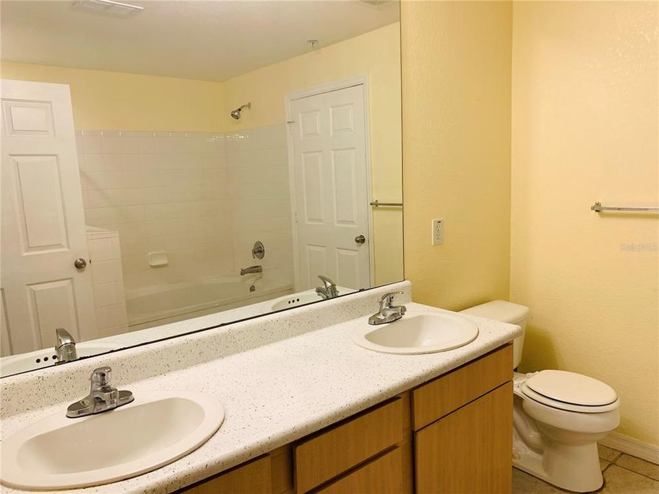 На продажу: $169,999 (2 спален, 2 ванн, 1074 Квадратных фут)