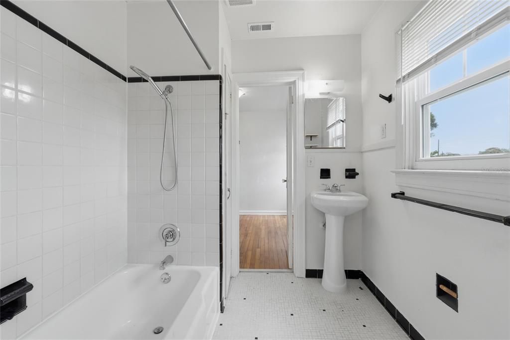 В аренду: $1,950 (2 спален, 1 ванн, 975 Квадратных фут)