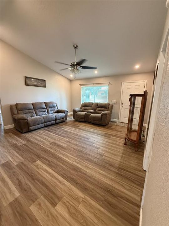 For Sale: $272,100 (3 beds, 2 baths, 1412 Square Feet)
