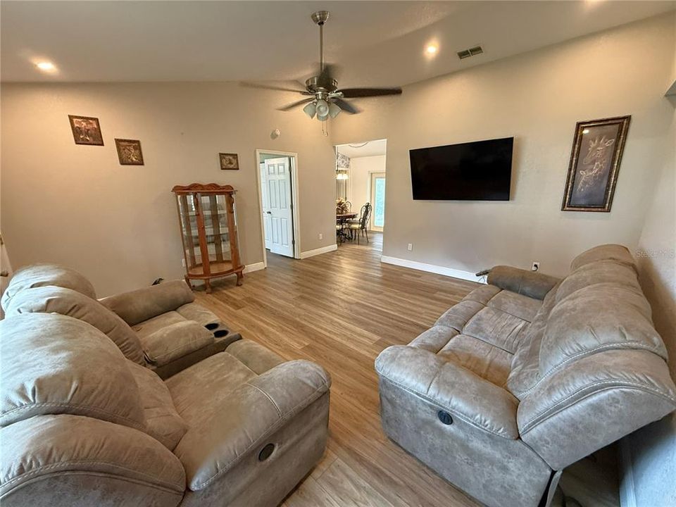 For Sale: $272,100 (3 beds, 2 baths, 1412 Square Feet)