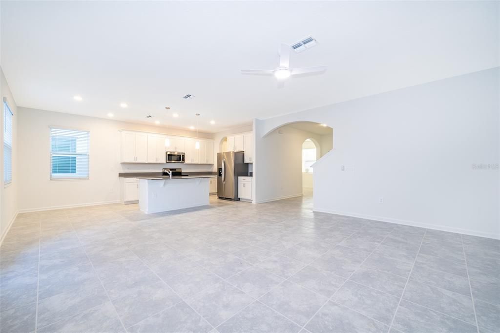 Activo con contrato: $2,650 (3 camas, 2 baños, 2186 Pies cuadrados)