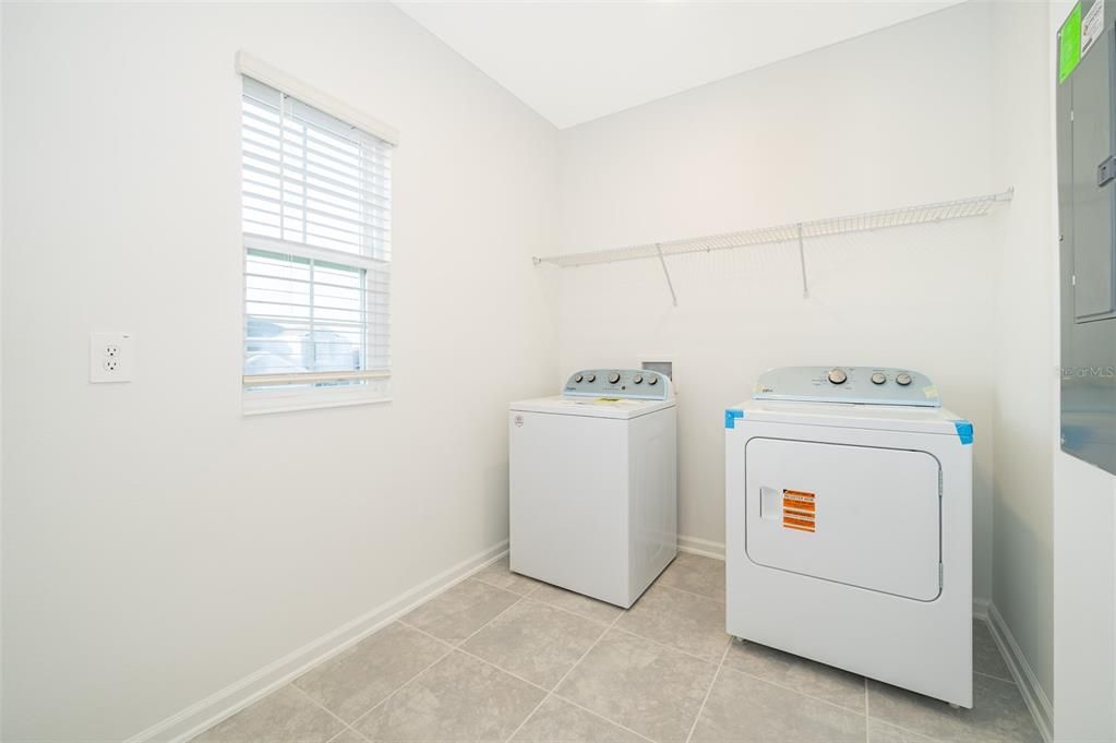 Activo con contrato: $2,650 (3 camas, 2 baños, 2186 Pies cuadrados)