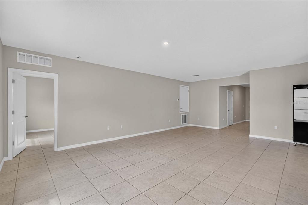 For Sale: $399,900 (4 beds, 2 baths, 1878 Square Feet)