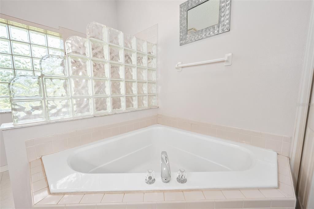 En Venta: $409,800 (4 camas, 2 baños, 2330 Pies cuadrados)