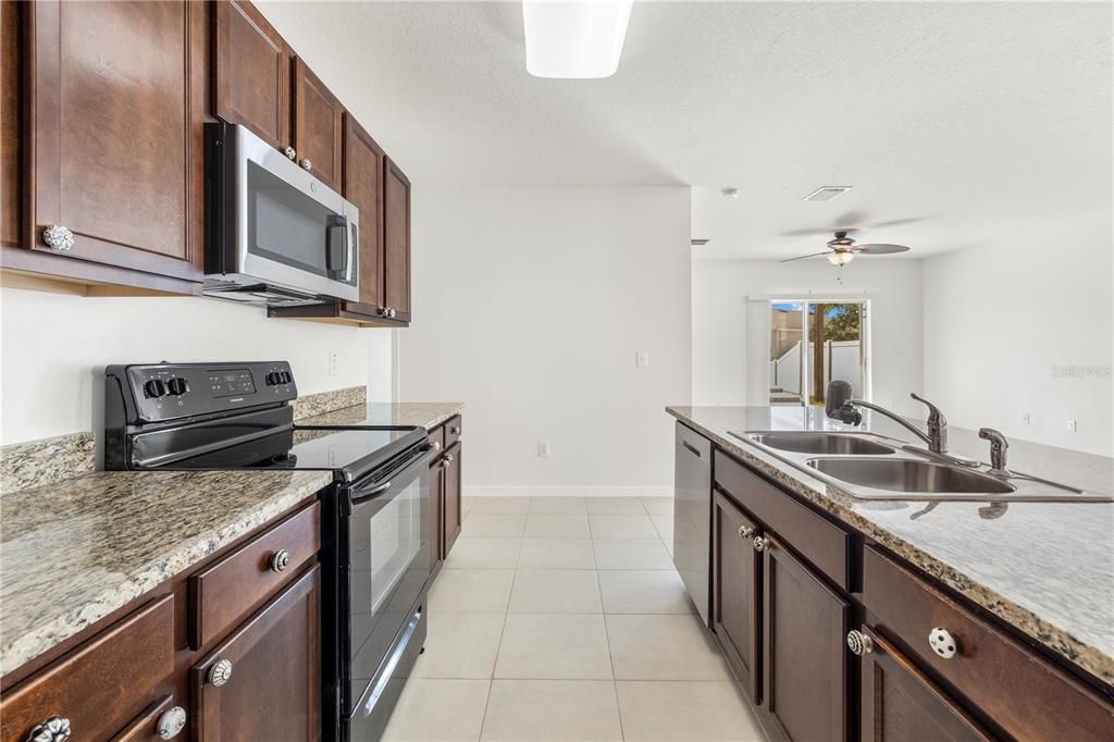 En Venta: $535,000 (5 camas, 3 baños, 2447 Pies cuadrados)