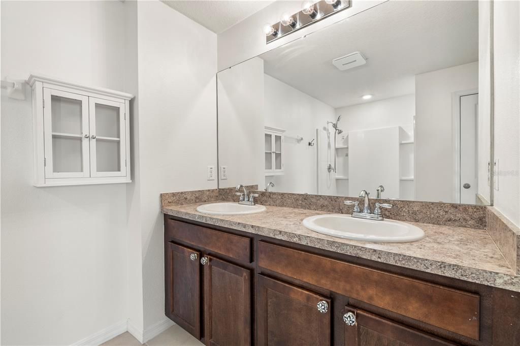 En Venta: $535,000 (5 camas, 3 baños, 2447 Pies cuadrados)