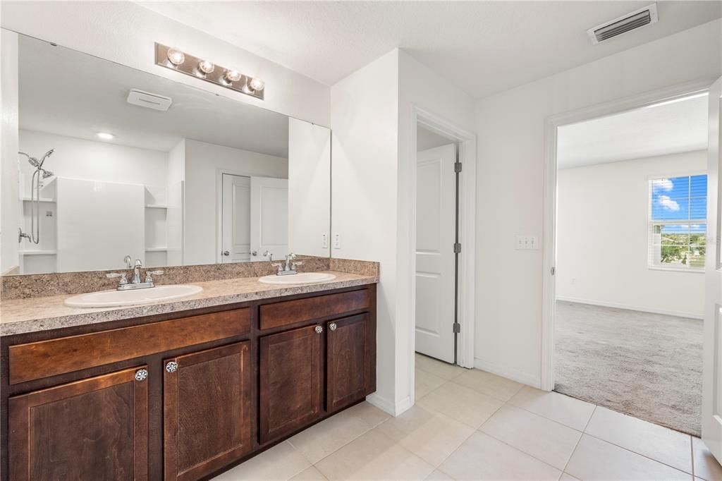 En Venta: $535,000 (5 camas, 3 baños, 2447 Pies cuadrados)