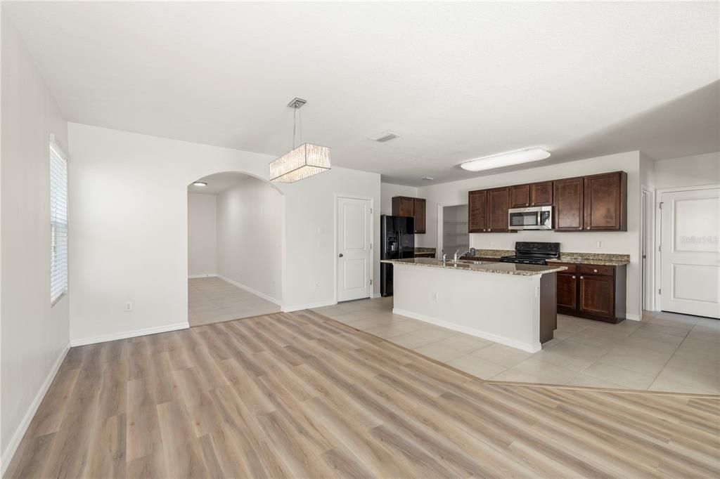 En Venta: $535,000 (5 camas, 3 baños, 2447 Pies cuadrados)