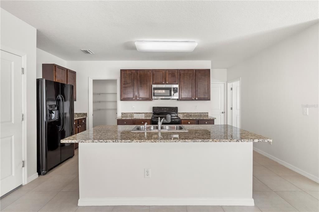 En Venta: $535,000 (5 camas, 3 baños, 2447 Pies cuadrados)