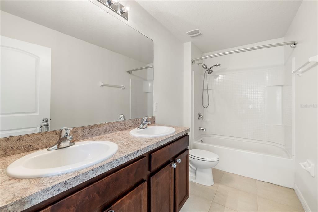 En Venta: $535,000 (5 camas, 3 baños, 2447 Pies cuadrados)