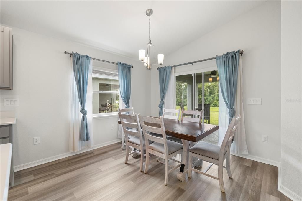На продажу: $365,000 (4 спален, 2 ванн, 1705 Квадратных фут)