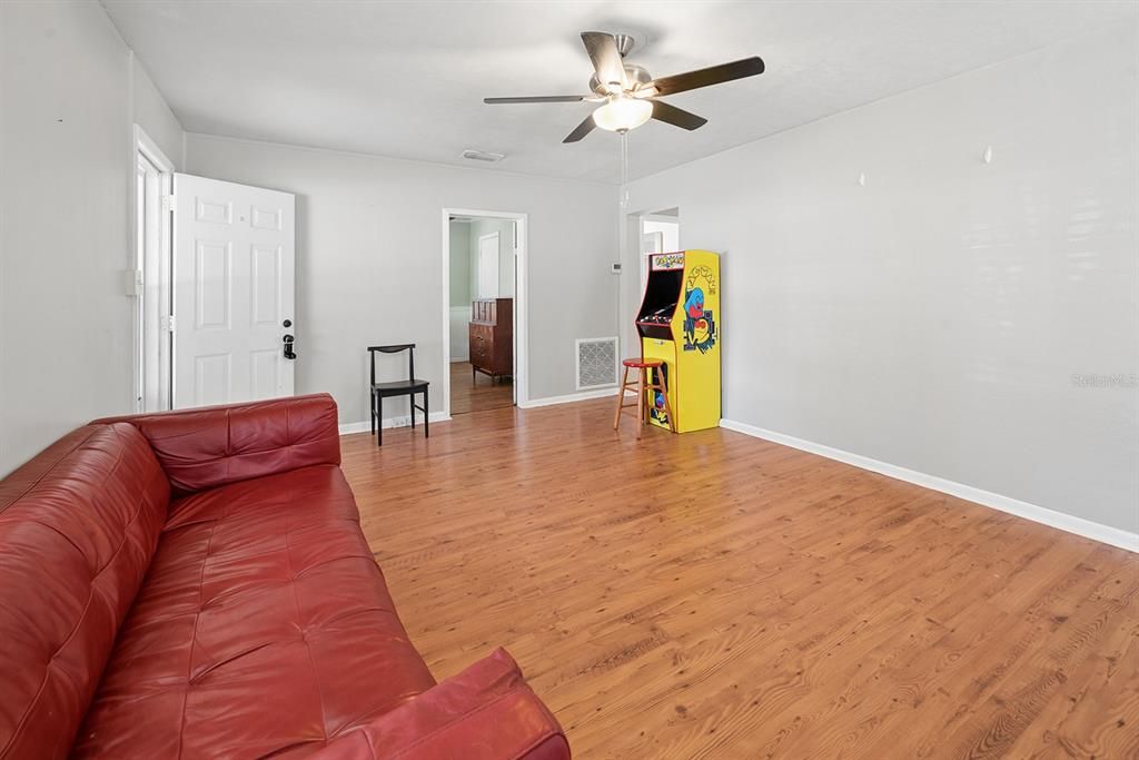 For Sale: $159,000 (2 beds, 1 baths, 820 Square Feet)