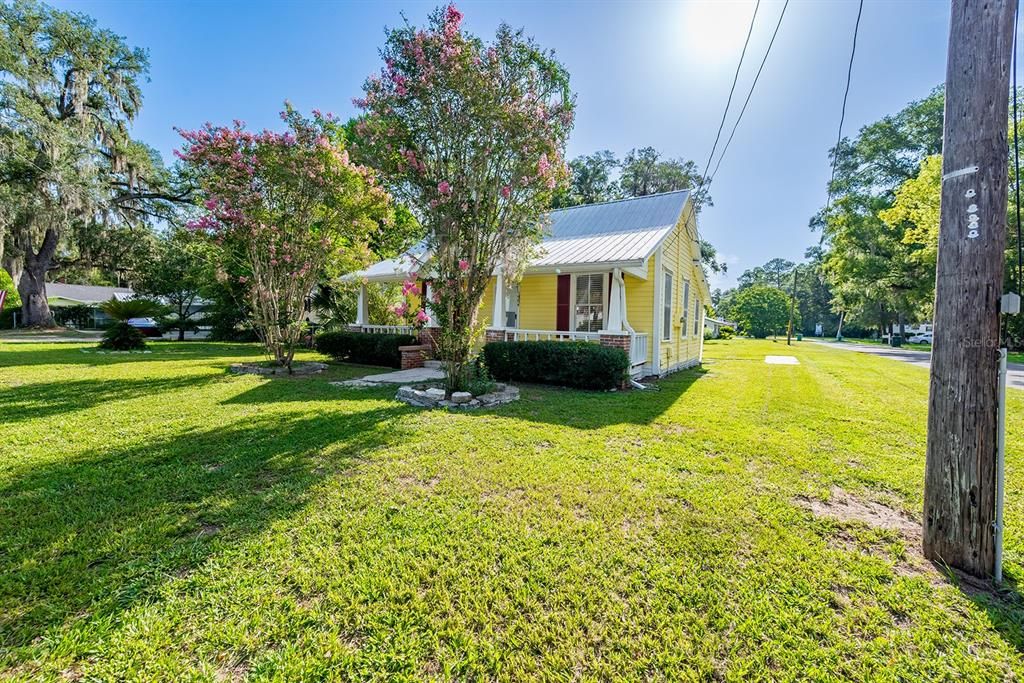 For Sale: $159,000 (2 beds, 1 baths, 820 Square Feet)