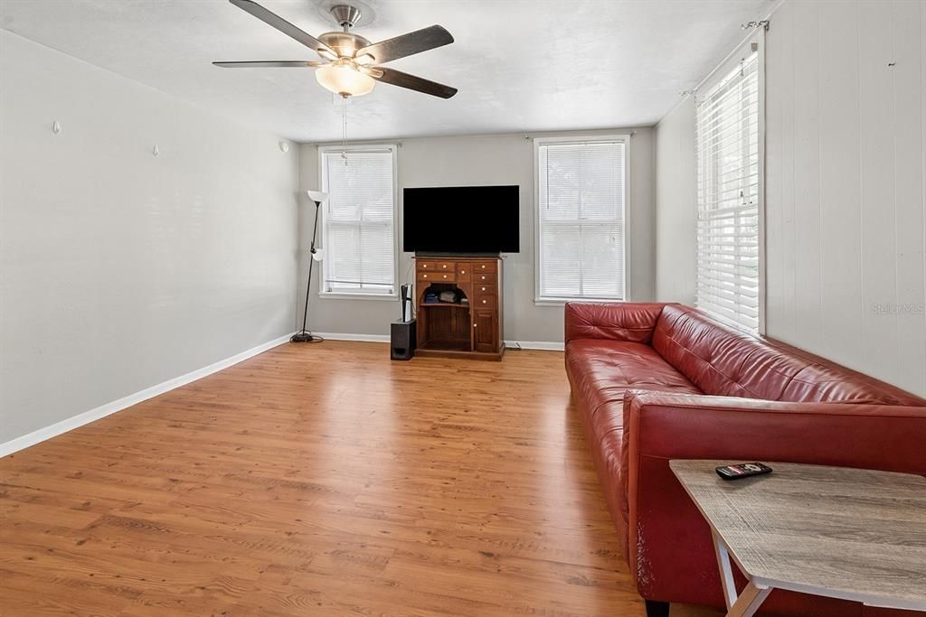 For Sale: $159,000 (2 beds, 1 baths, 820 Square Feet)