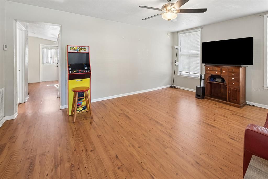 For Sale: $159,000 (2 beds, 1 baths, 820 Square Feet)