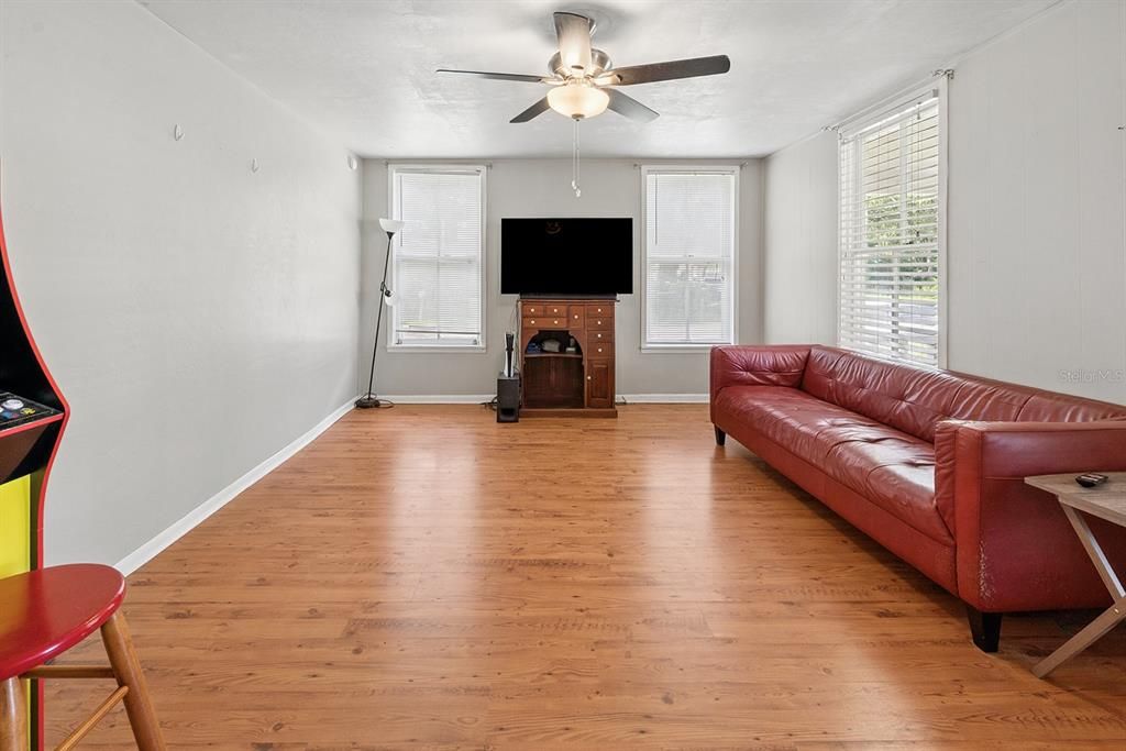 For Sale: $159,000 (2 beds, 1 baths, 820 Square Feet)