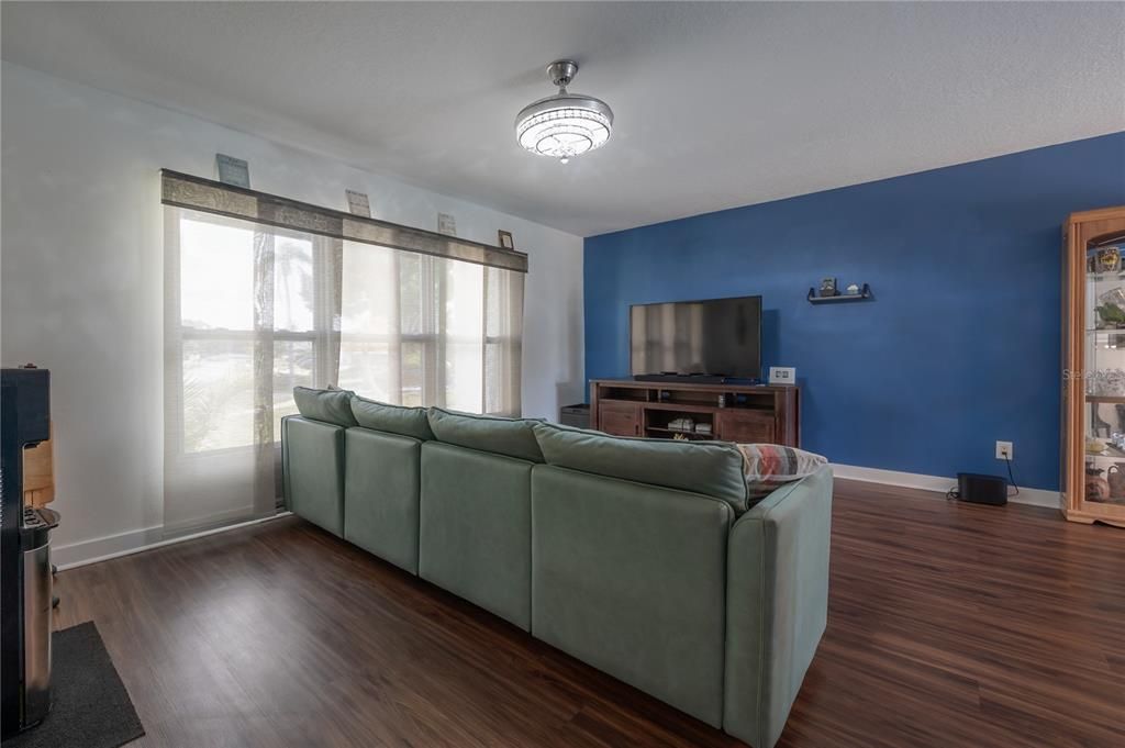 En Venta: $585,000 (4 camas, 2 baños, 2154 Pies cuadrados)