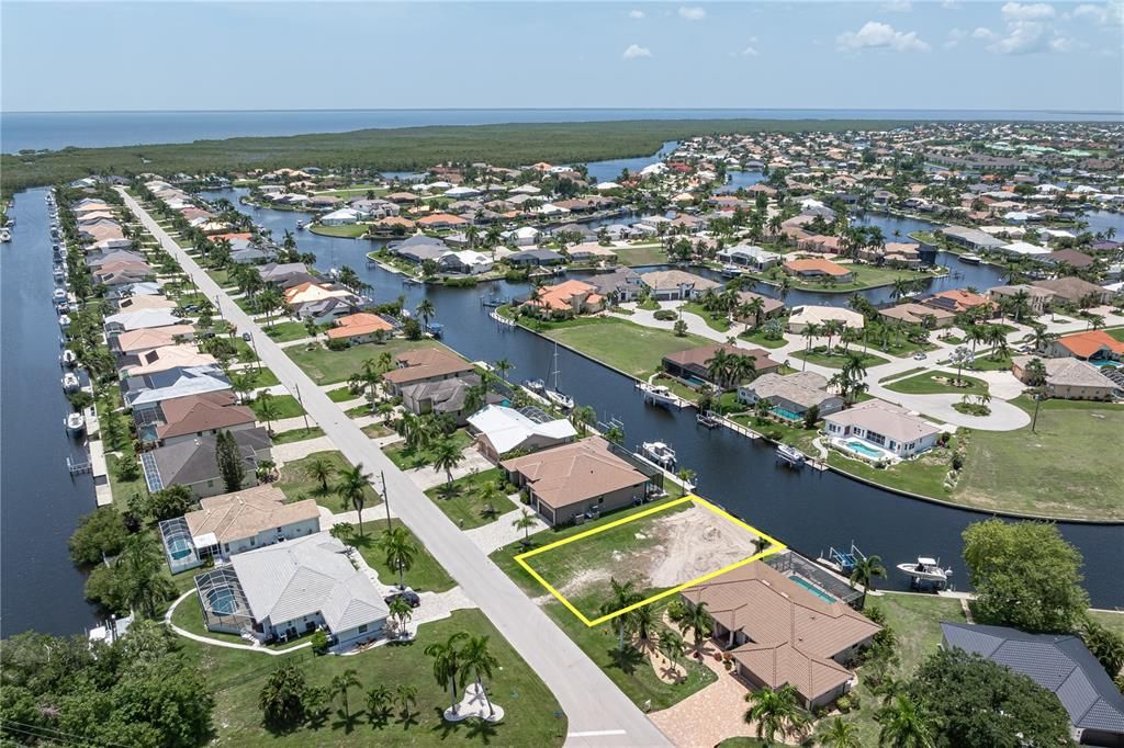 На продажу: $384,900 (0.22 acres)