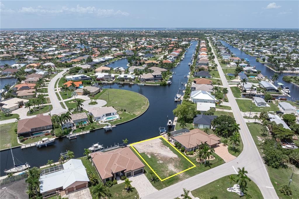 На продажу: $384,900 (0.22 acres)