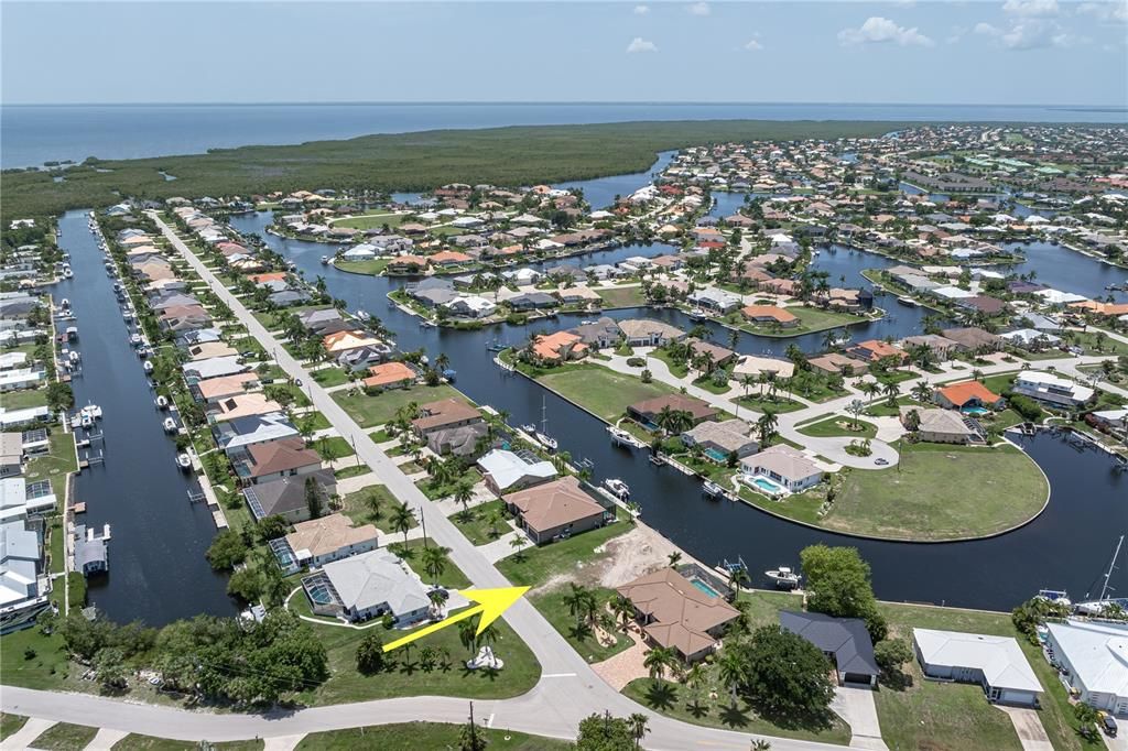 На продажу: $384,900 (0.22 acres)
