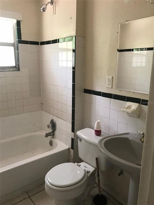 For Rent: $900 (3 beds, 1 baths, 1028 Square Feet)
