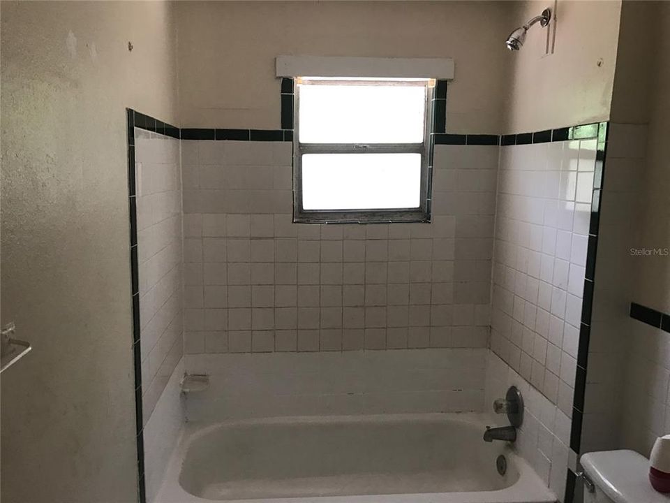 For Rent: $900 (3 beds, 1 baths, 1028 Square Feet)