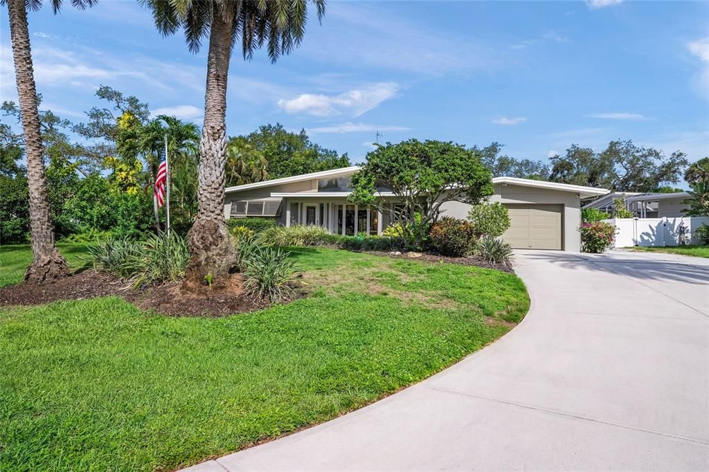 For Sale: $995,000 (3 beds, 2 baths, 3324 Square Feet)