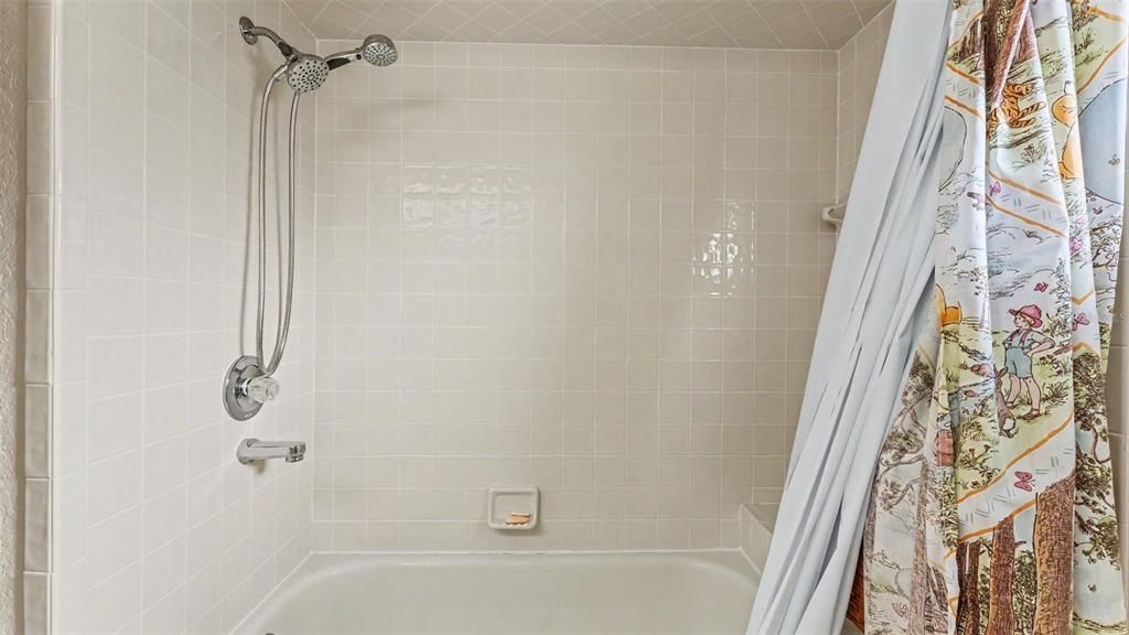 Activo con contrato: $399,900 (4 camas, 2 baños, 2493 Pies cuadrados)