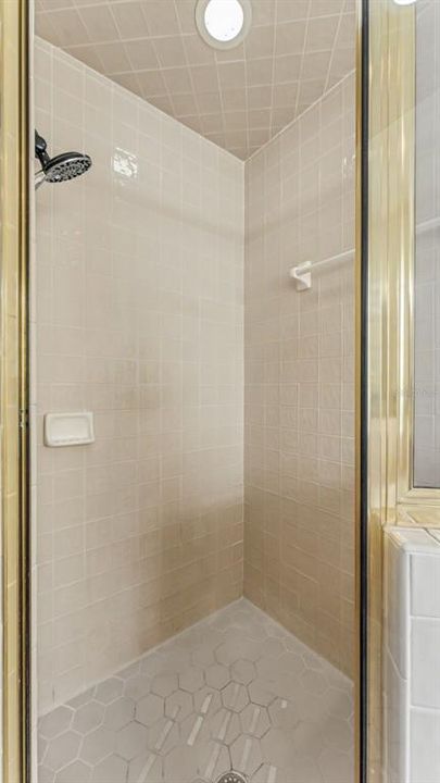 Activo con contrato: $399,900 (4 camas, 2 baños, 2493 Pies cuadrados)
