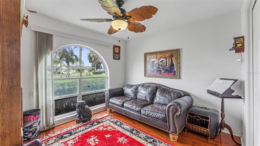 Activo con contrato: $399,900 (4 camas, 2 baños, 2493 Pies cuadrados)