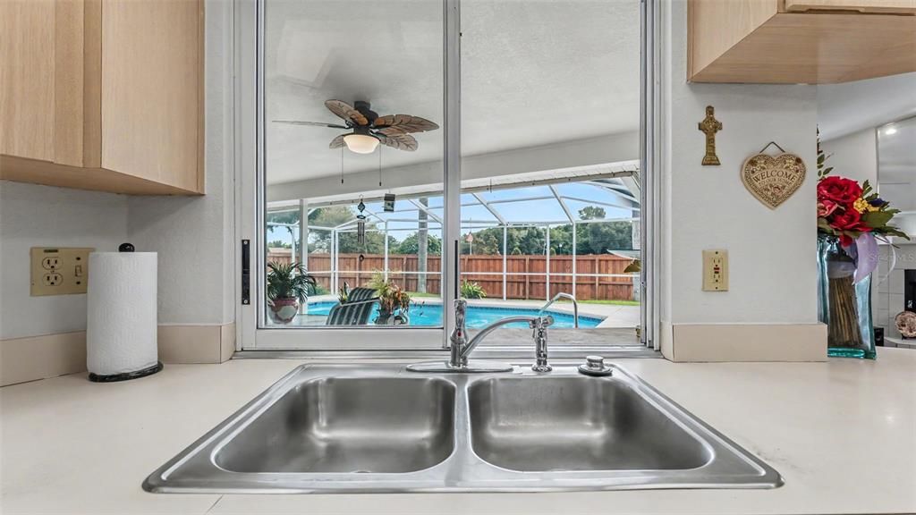 Activo con contrato: $399,900 (4 camas, 2 baños, 2493 Pies cuadrados)