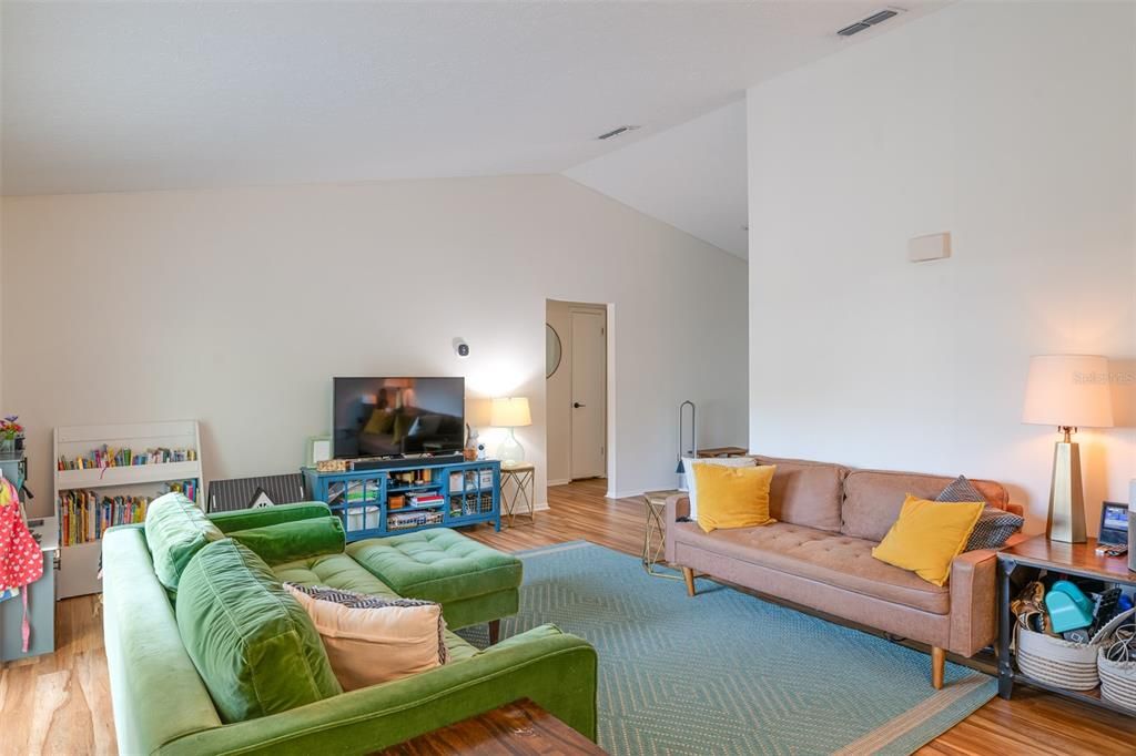 For Rent: $2,695 (3 beds, 2 baths, 1215 Square Feet)