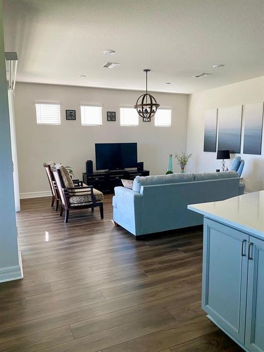 For Rent: $2,500 (4 beds, 2 baths, 1984 Square Feet)
