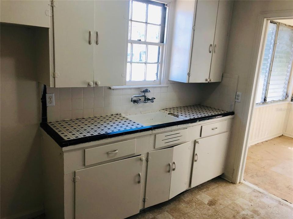 For Rent: $750 (2 beds, 1 baths, 1148 Square Feet)