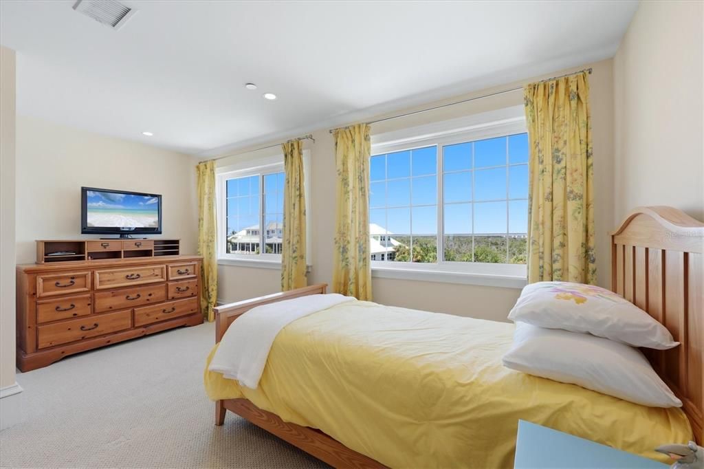 For Sale: $3,100,000 (6 beds, 5 baths, 4612 Square Feet)