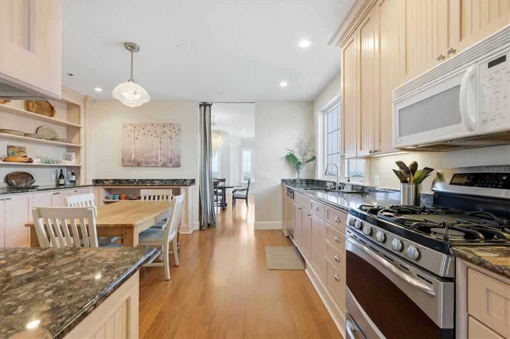 For Sale: $3,100,000 (6 beds, 5 baths, 4612 Square Feet)