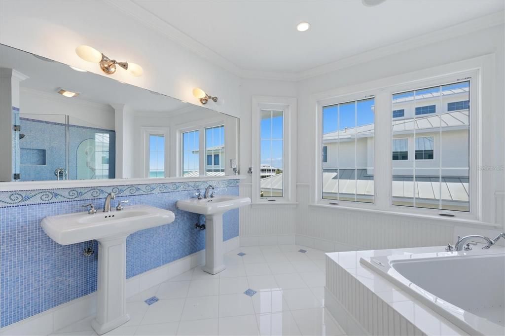 For Sale: $3,100,000 (6 beds, 5 baths, 4612 Square Feet)