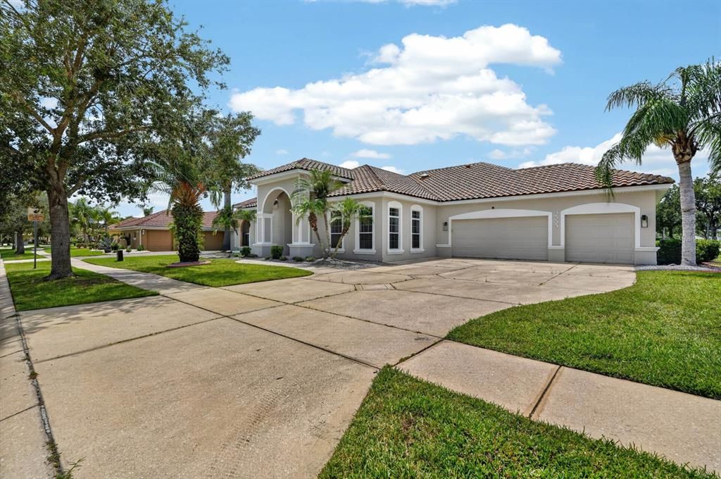 For Sale: $599,700 (3 beds, 2 baths, 2472 Square Feet)