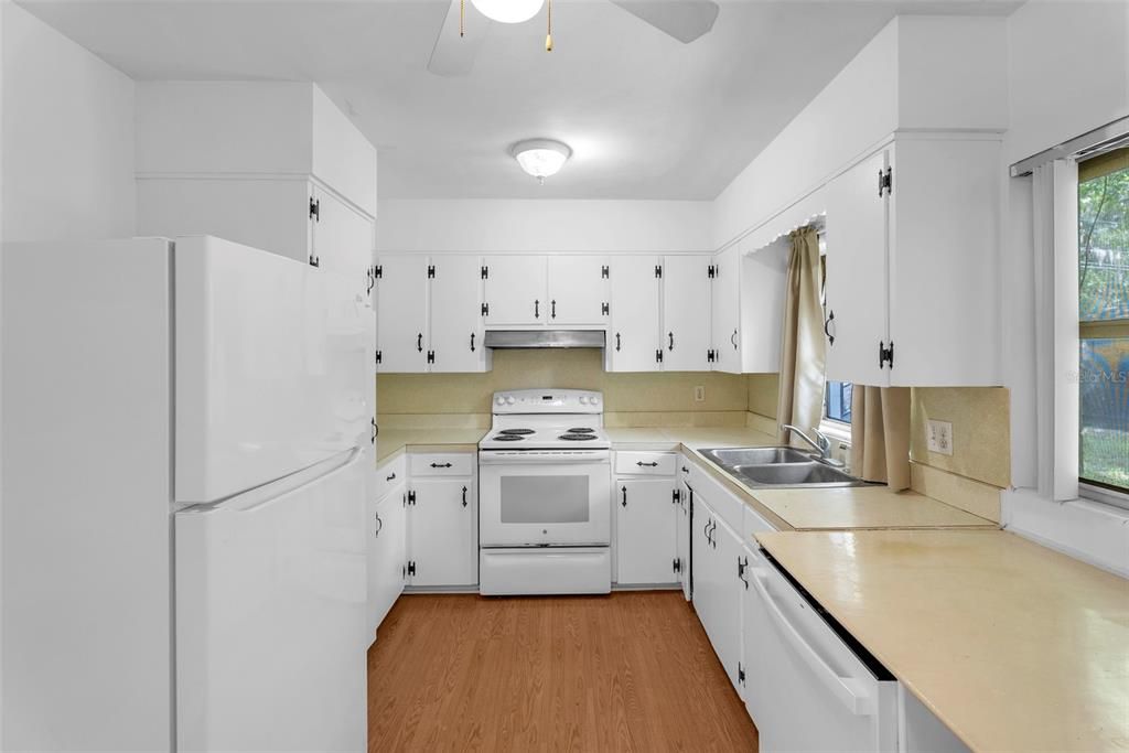 На продажу: $225,000 (3 спален, 1 ванн, 1144 Квадратных фут)