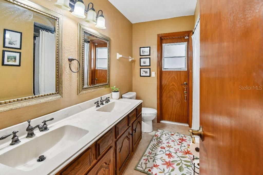 На продажу: $549,500 (4 спален, 2 ванн, 2002 Квадратных фут)