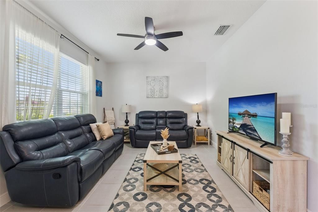 En Venta: $449,999 (3 camas, 2 baños, 2110 Pies cuadrados)