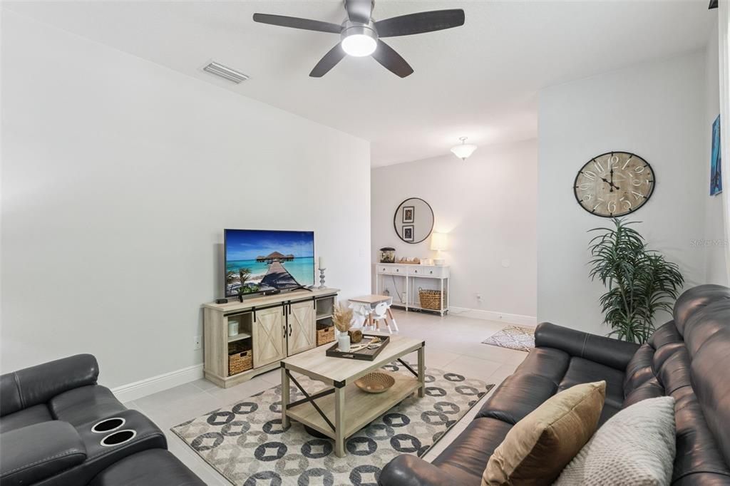 En Venta: $449,999 (3 camas, 2 baños, 2110 Pies cuadrados)
