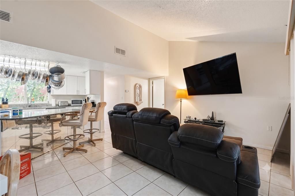 For Sale: $275,000 (3 beds, 2 baths, 1601 Square Feet)