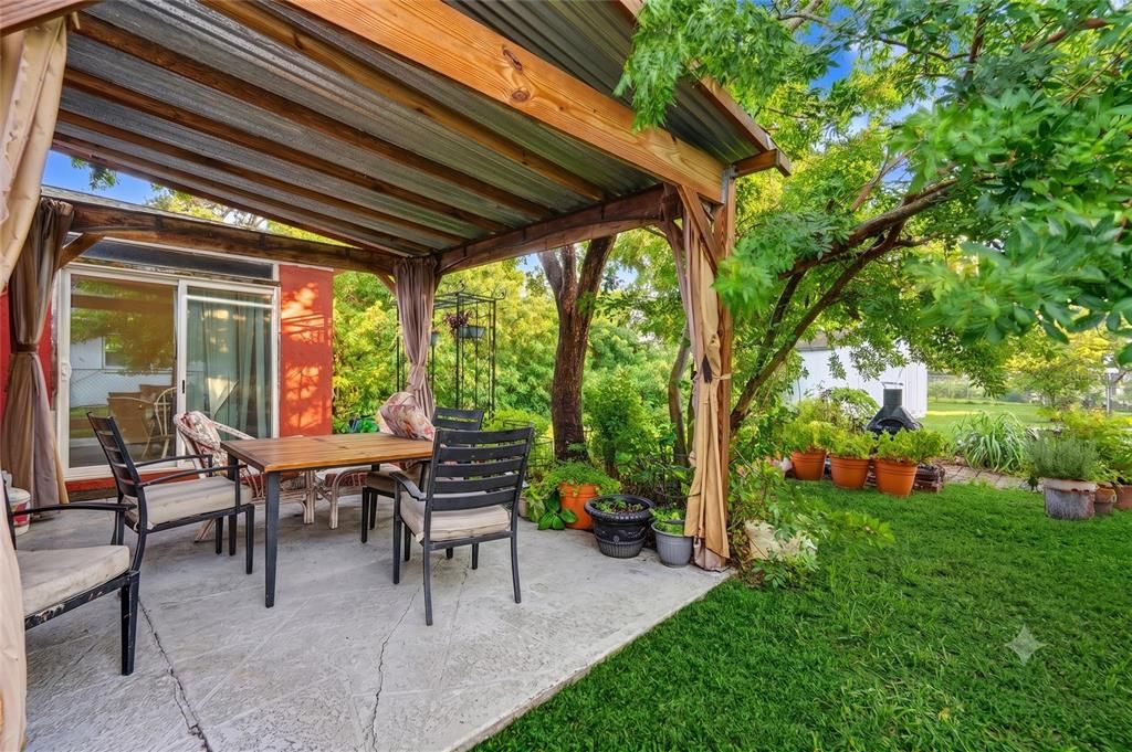 For Sale: $275,000 (3 beds, 2 baths, 1601 Square Feet)