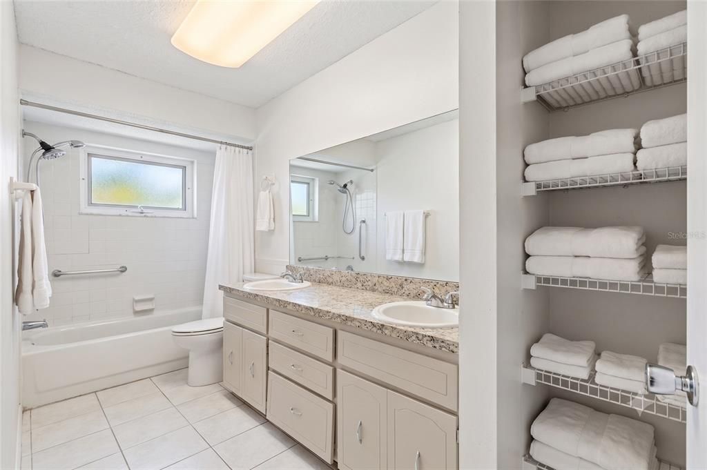 For Sale: $275,000 (3 beds, 2 baths, 1601 Square Feet)