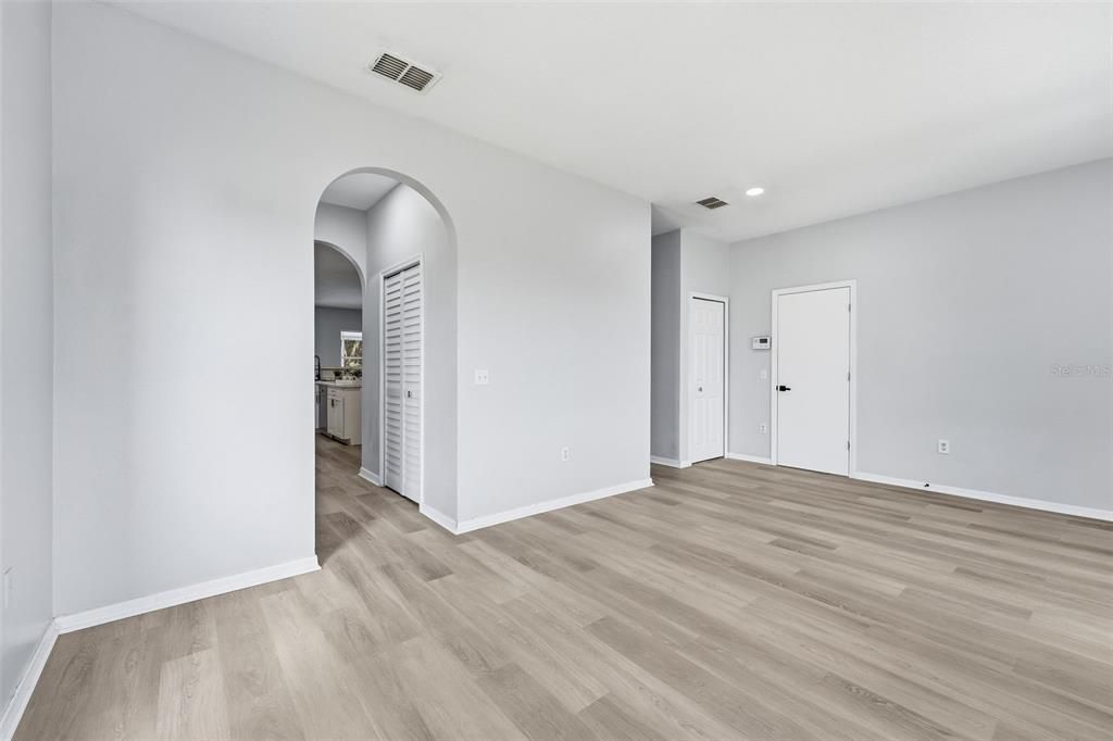 En Venta: $419,000 (5 camas, 2 baños, 2724 Pies cuadrados)