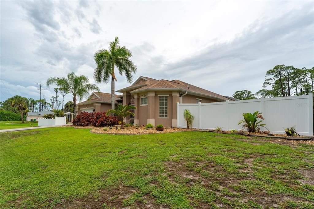 For Sale: $600,000 (3 beds, 2 baths, 2557 Square Feet)